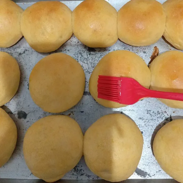 Setelah matang keluarkan dari oven, oles permukaan adonan dengan butter.