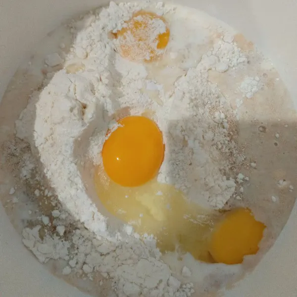 Masukkan semua bahan utama, kecuali garam dan butter. Mixer dengan kecepatan tinggi hingga adonan setengah kalis.