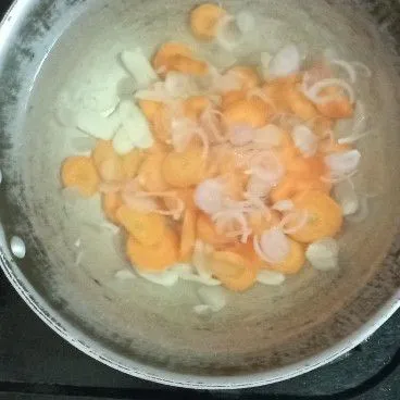 Masukkan potongan wortel dan lanjut masak hingga setengah matang.