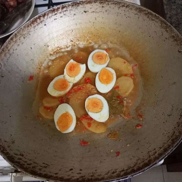 Masukan telur ayam, masak hingga menyerap