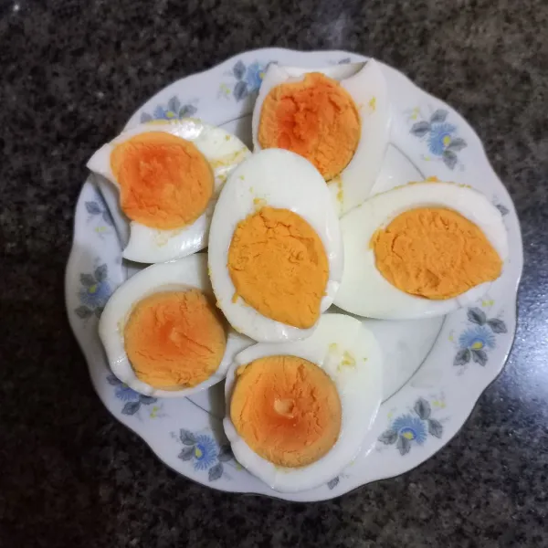 Potong telur menjadi 2 bagian, sisihkan