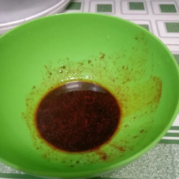 Campur gula pasir, minyak wijen, gula pasir, dan cabe bubuk sebagai bahan kuah.