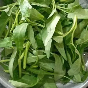 Siangi kangkung, lalu cuci bersih di air mengalir, kemudian tiriskan.