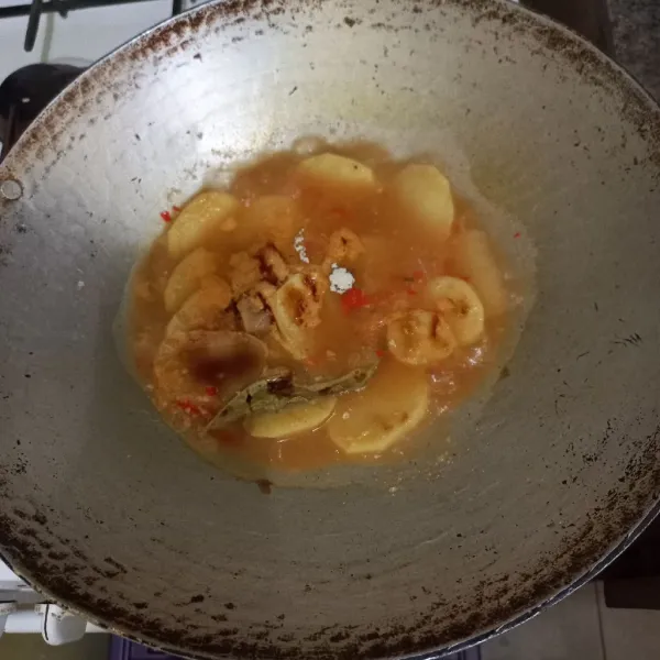 Beri kecap manis, garam dan kaldu jamur masak hingga empuk