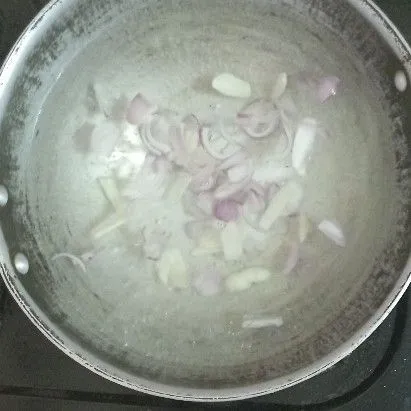 Didihkan air, masukkan irisan bawang merah dan bawang putih, masak sampai harum.