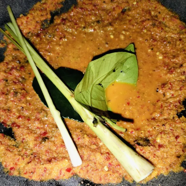 Haluskan bumbu yang dihaluskan tambahkan daun jeruk, daun salam, dan serai aduk sampai rata masak hingga bumbu harum.