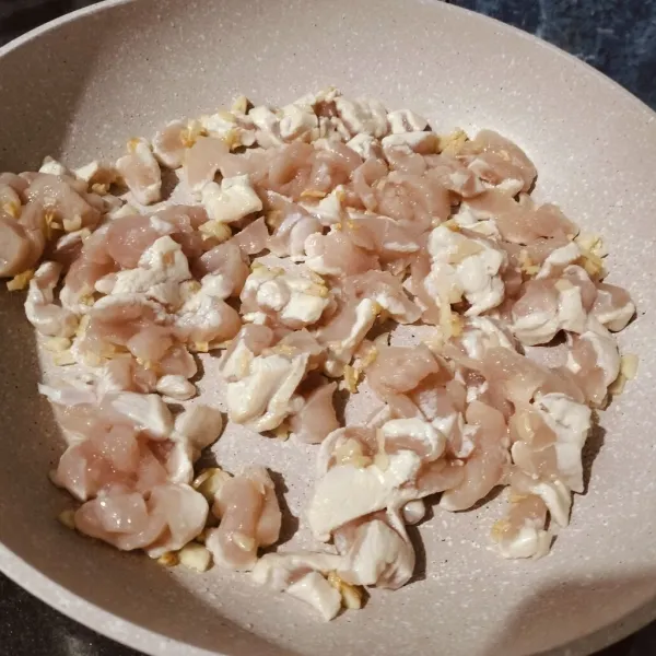 Masukkan daging ayam dan masak sampai berubah warna.