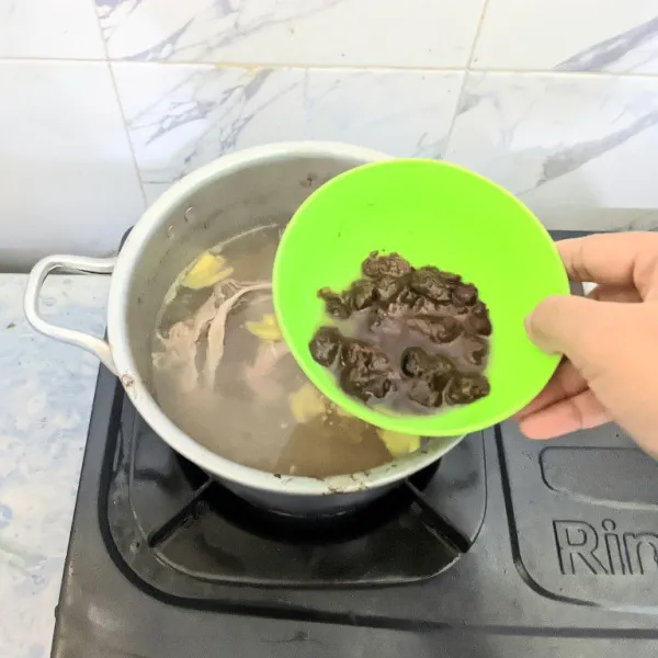 Masukkan asam jawa lalu aduk rata. Biarkan sampai bumbu meresap bersama asam jawa.