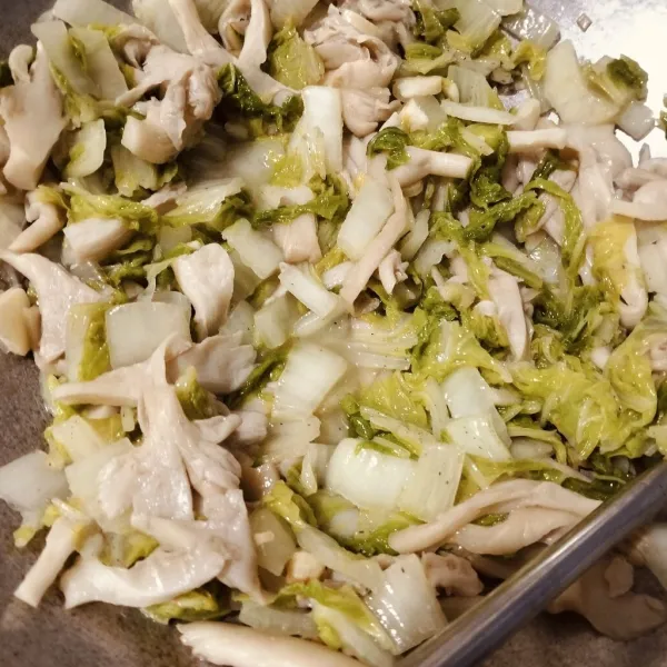 Setelah bumbu meresap dan matang, matikan kompor dan sajikan.