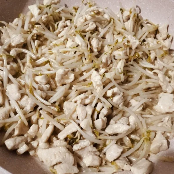 Setelah matang, matikan kompor, dan hidangan siap disantap dengan nasi hangat.