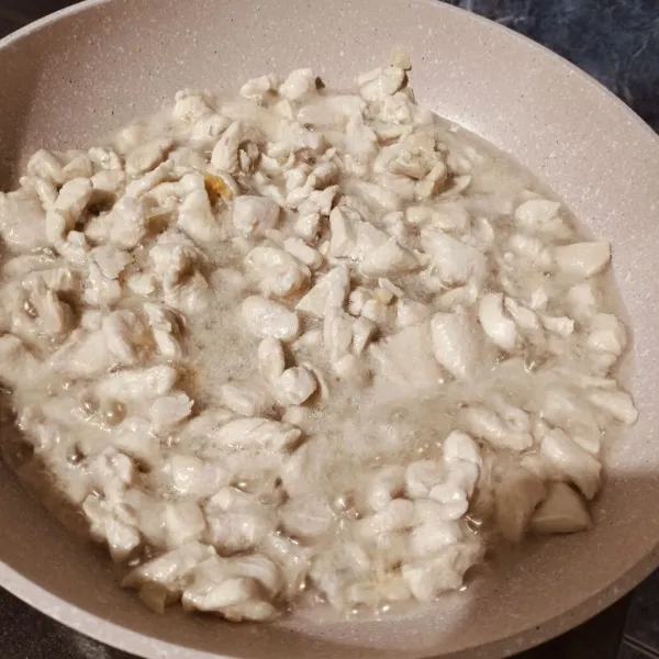 Tuang air dan masak ayam sampai empuk.