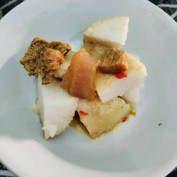 Dan potong lontong sesuai selera lalu tambahkan daging dan kuah kari nya dan siap di sajikan.