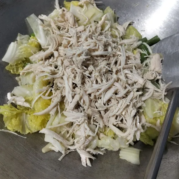 Tambahkan ayam suwir, lalu aduk rata.