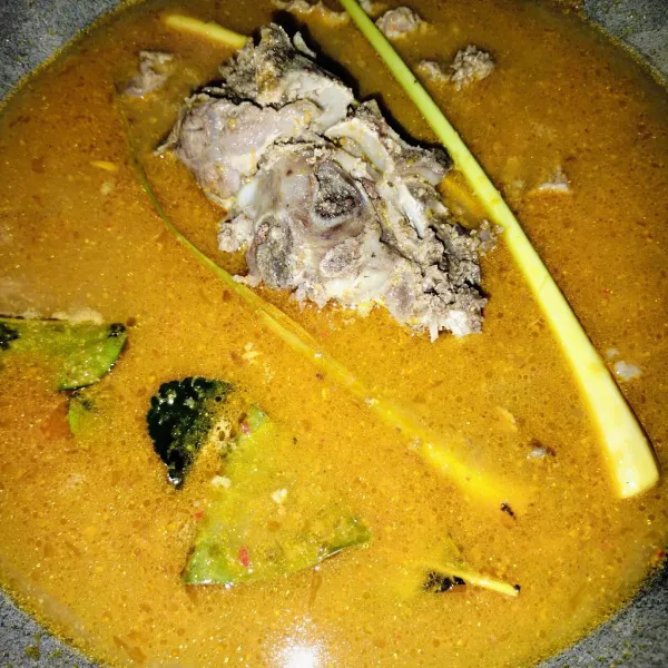 Kemudian tambahkan air, masukkan garam dan gula pasir, merica bubuk, dan jinten beserta ketumbar bubuk aduk sampai rata.