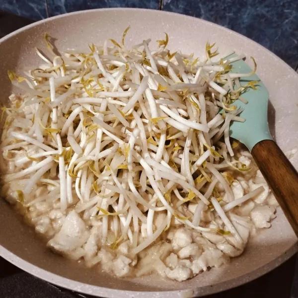 Masukkan tauge dan aduk sebentar, lalu beri garam, merica dan kecap ikan, dan aduk kembali. Jangan lupa tes rasa.