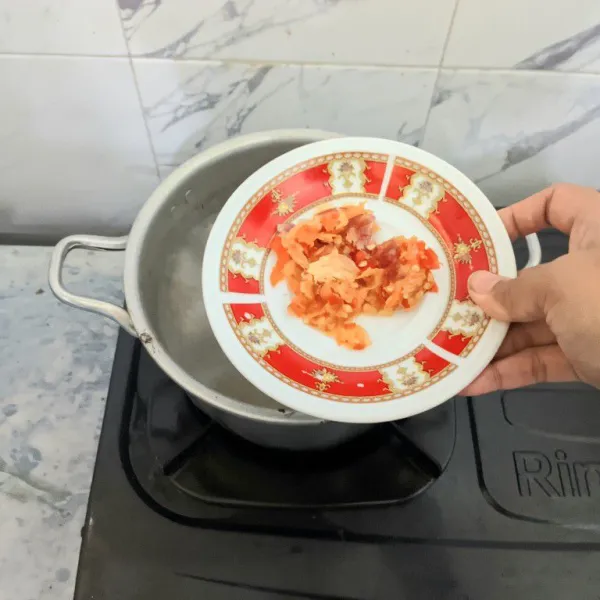 Panaskan lagi kaldu daging beserta dagingnya, dan masukkan bumbu halus.