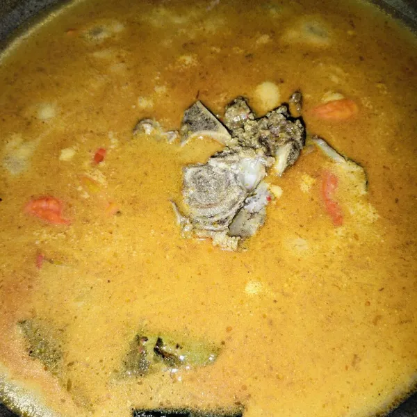 Kemudian, masukkan santan kental dan cabai rawit aduk sampai rata masak hingga matang.