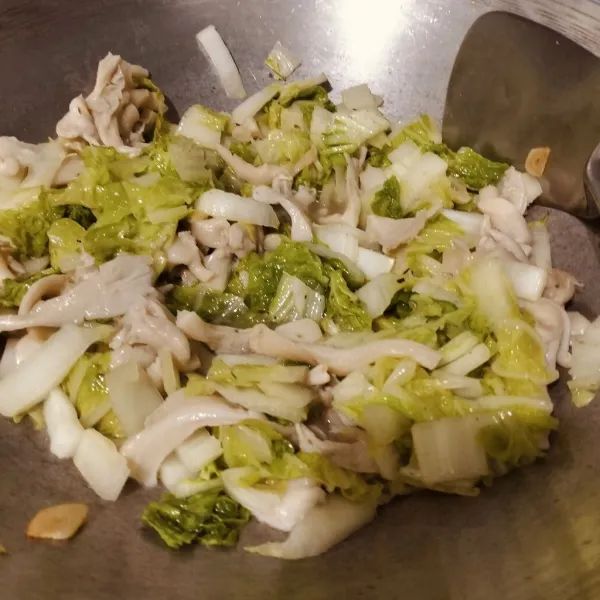 Masukkan jamur, tuangkan air lalu aduk hingga rata.