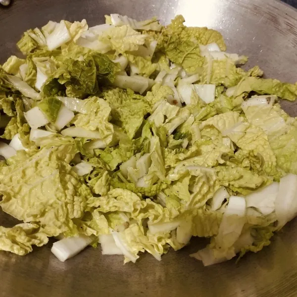 Masukkan sawi putih dan aduk sampai layu.