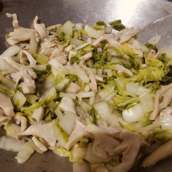 Beri garam dan penyedap, lalu aduk dan koreksi rasa.