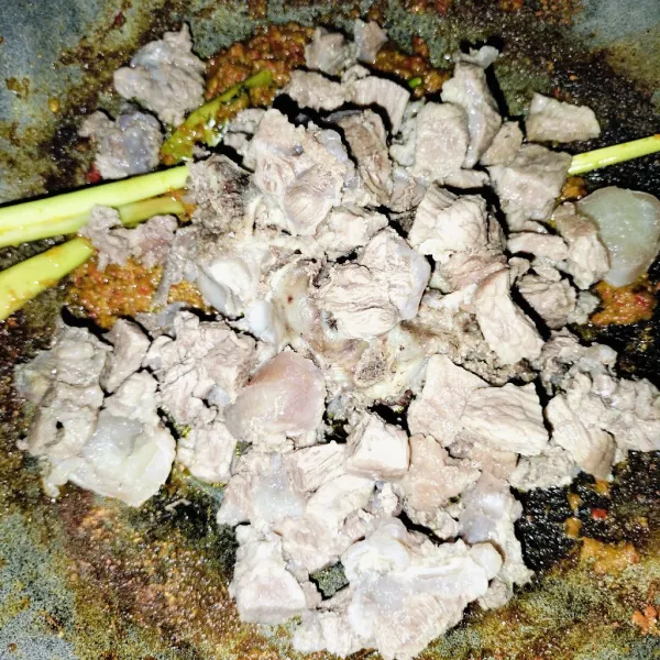 Kemudian, setelah harum masukkan daging sapi yang sudah di rebus terlebih dahulu dan buang air rebusan yg pertama.