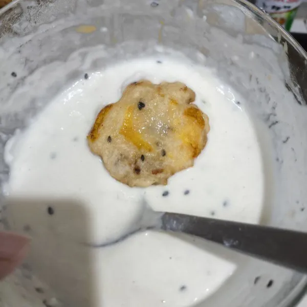 Kemudian celupkan kembali pisang dalam adonan tepung basah dan goreng kembali hingga kuning kecoklatan.