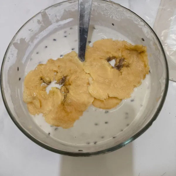 Masukkan pisang dalam adonan basah.