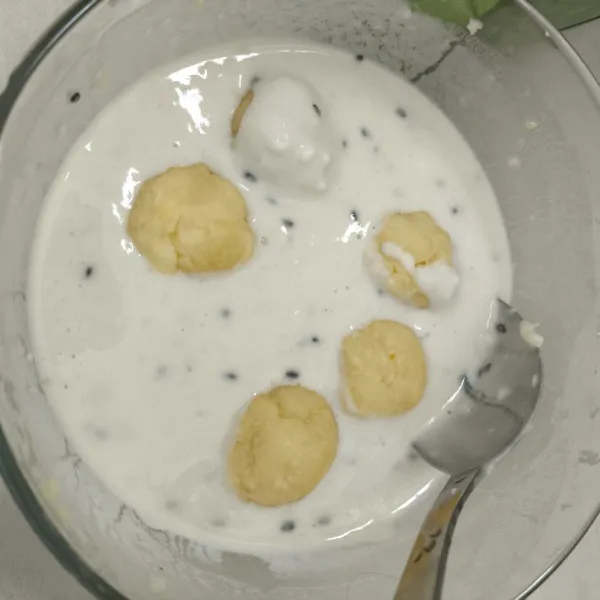 Masukkan tape ke dalam adonan pencelup.