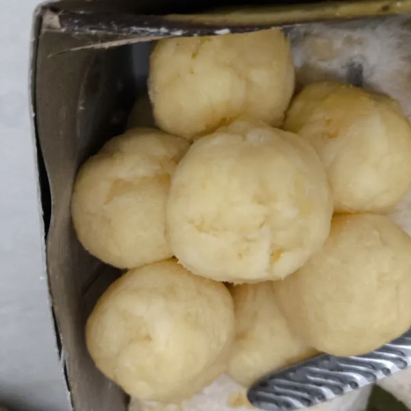 Bagi menjadi beberapa bagian, lalu bentuk adonan menjadi bulat. Sisihkan.