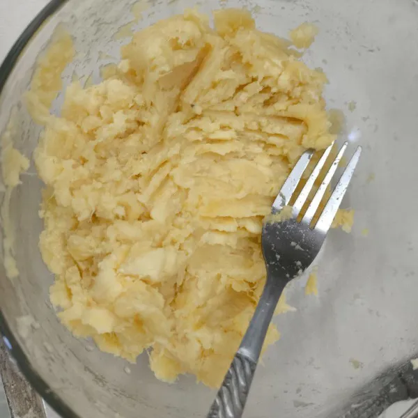 Haluskan tape menggunakan garpu hingga bertekstur lembut.