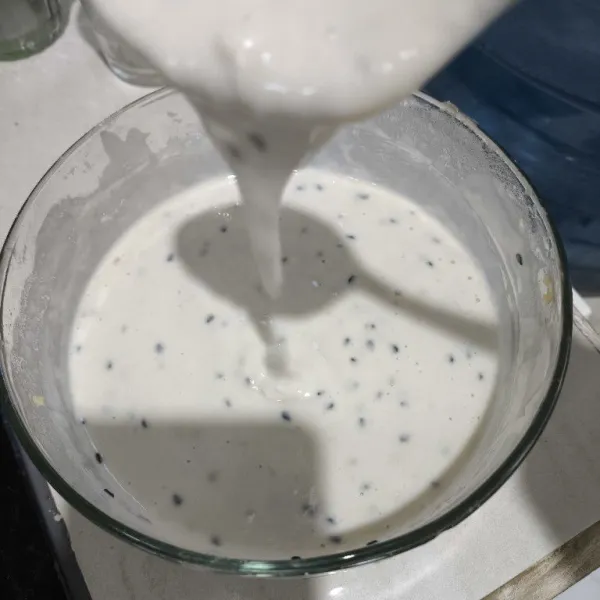 Tuang air sedikit-sedikit aduk hingga adonan tercampur rata,tekstur adonan tidak kental dan juga tidak encer.