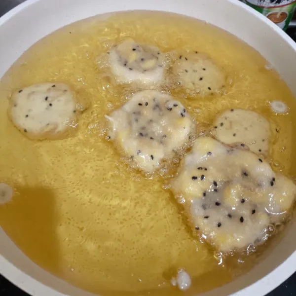 Panaskan minyak goreng, kemudian goreng adonan pisang hingga setengah matang, angkat tiriskan sebentar.