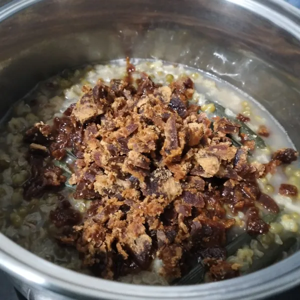 Masukkan gula aren, lalu aduk hingga  gula larut.