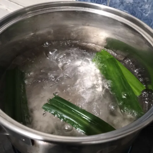 Didihkan air dengan daun pandan.