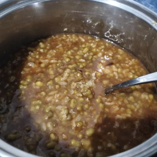 Masukkan larutan tapioka. Masak kembali hingga matang. Tambahkan susu cair ketika akan dihidangkan.