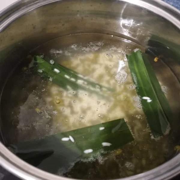 Lalu masukkan beras ketan dan kacang hijau. Masak dengan api kecil. Didihkan 10 menit, lalu matikan dan diamkan 30 menit.