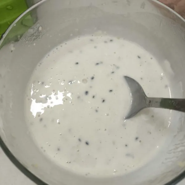 Campurkan tepung, terigu, gula, garam, wijen, dan air, lalu aduk hingga rata.