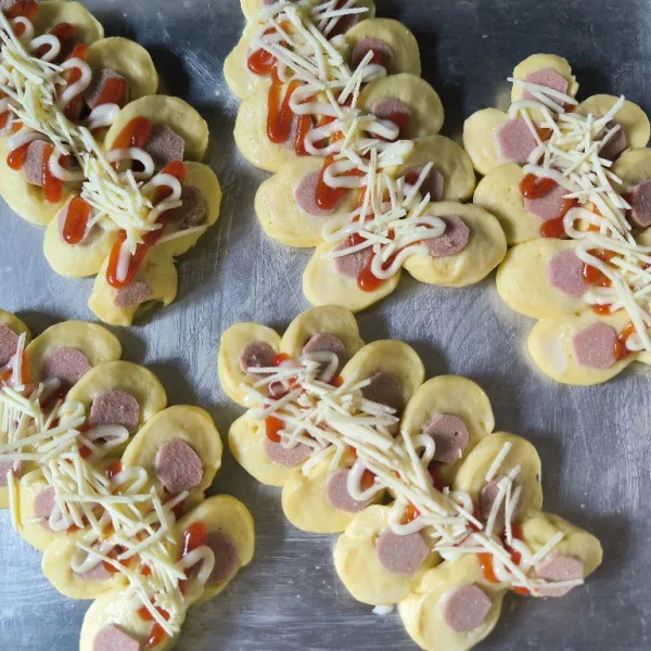 Olesi dengan susu cair, kemudian tambahkan saus dan mayonaise di atasnya kemudian taburi dengan keju parut. Masukkan kedalam oven yang sudah dipanaskan panggang hingga matang.