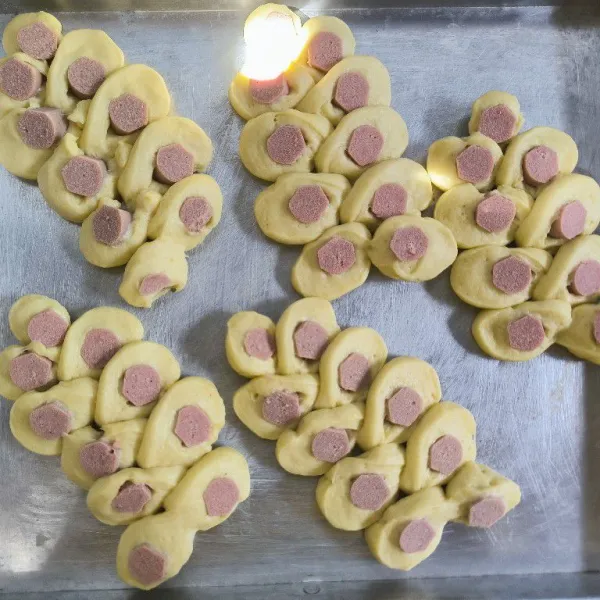 Tata di atas loyang, dan diamkan selama 30 menit.