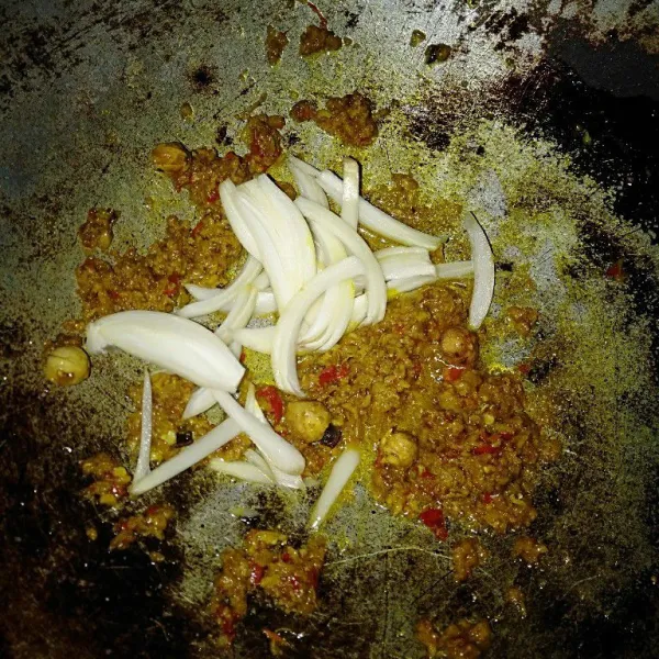 Masukkan juga bawang bombay, kemudian tumis sampai layu.