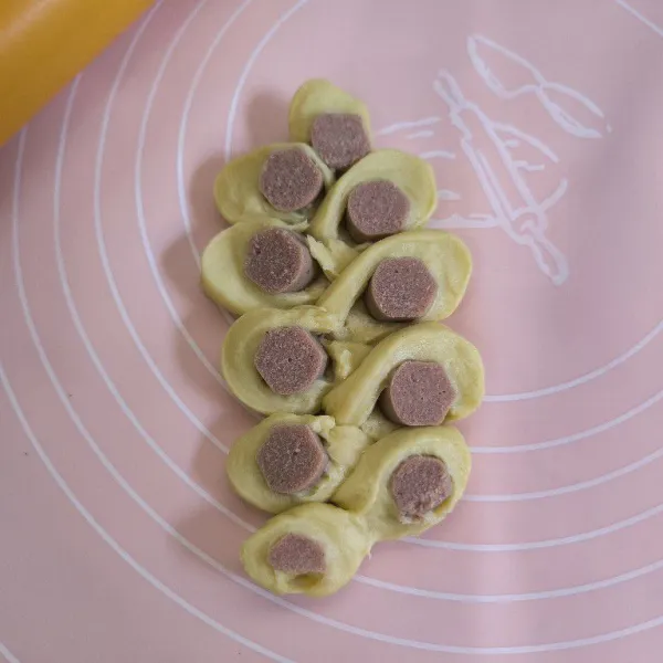 Tarik ke sisi kanan dan kiri.