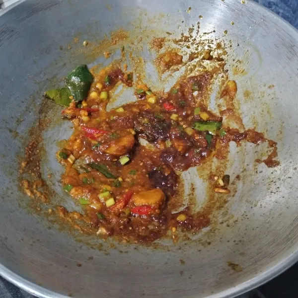 Masukkan garam, merica, gula dan kecap manis. Aduk rata kembali.