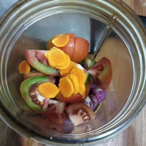 Blend bumbu sampai halus di blender.