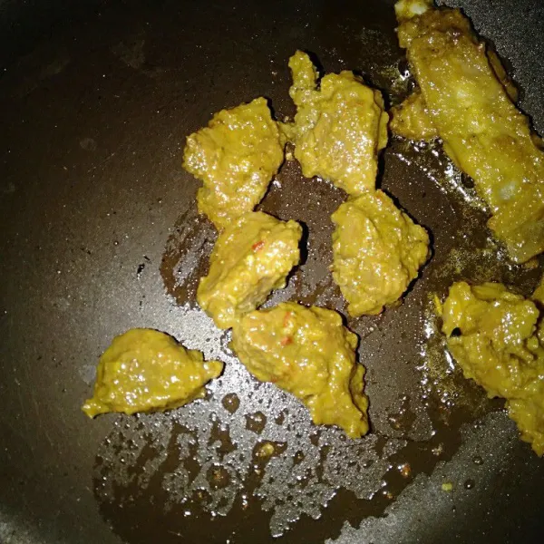 Goreng atau panggang daging kambing sampai kecoklatan.