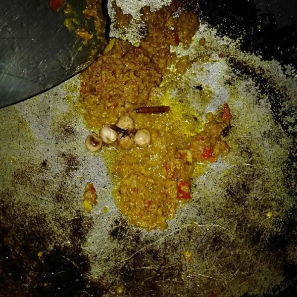 Masukkan bumbu rempah.