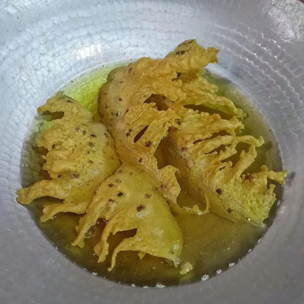 Setelah rempeyek kokoh lalu balik rempeyek dan angkat rempeyek ketika minyak sudah tenang, tidak ada buih-buih kecil layaknya minyak dingin. Angkat dan tiriskan.

Disaat pertengahan menggoreng rempeyek biasanya rempeyek akan cepat sekali kecoklatan atau bahkan hampir gosong itu disebabkan minyaknya terlalu panas walaupun menggunakan api sedang. Maka kecilkan api menjadi api sedang cenderung kecil dan lanjutkan menggoreng hingga selesai.