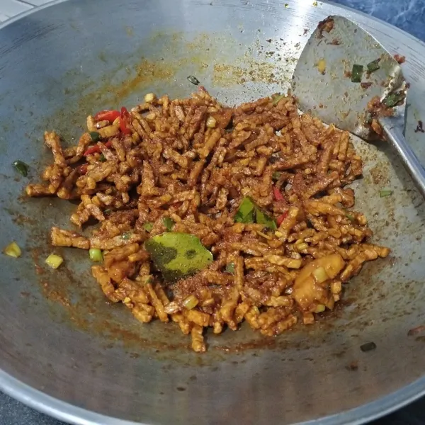 Terakhir masukkan tempe. dan masak hingga bumbu meresap dan matang.