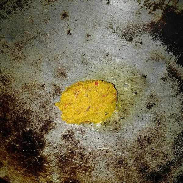 Tumis bumbu halus sampai wangi.