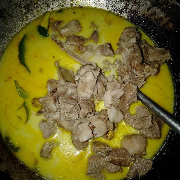 Lalu, masukkan daging kambing dan santan cair. Seasoning dengan garam dan kaldu, masak hingga matang.