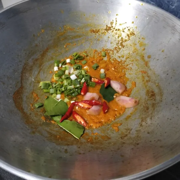 Masukkan lengkuas, daun jeruk, cabe dan bawang prei, lalu aduk hingga rata.